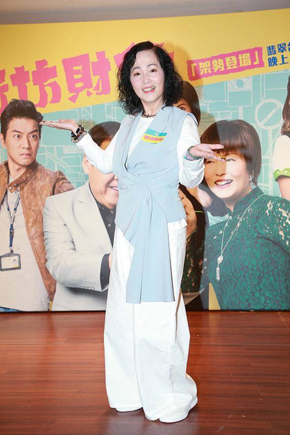 丑也挺|年近60的“石榴姐”不扮丑也挺美,休闲卫衣配阔腿裤,看着挺清爽