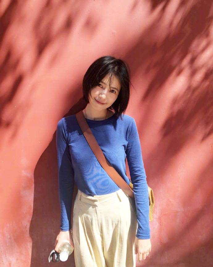 么本日|承认吧！39岁高圆圆不仅长得美，衣品更是一流，蓝配白堪称经典