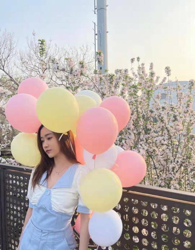 颜色|还记得“严莉莉”吗，刘美含长大有点不敢认，一身甜系穿搭好清纯