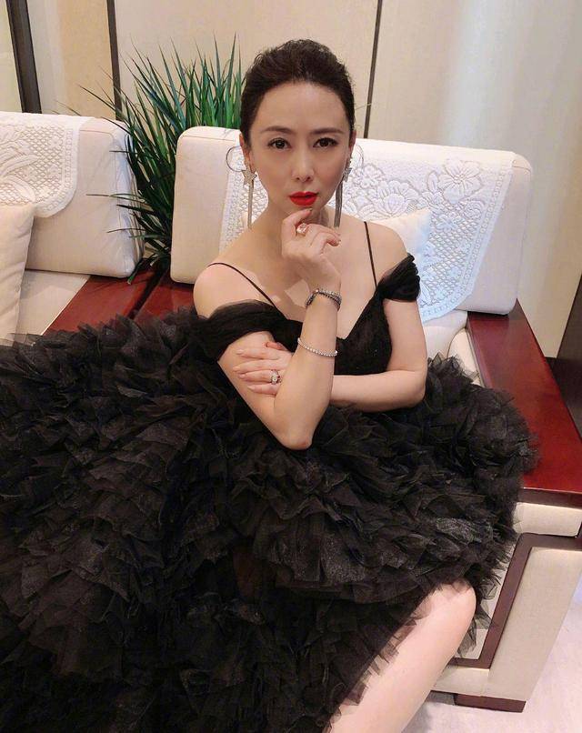 黑色|翁虹年过半百依旧风姿卓越，飘带衬衫配小香风连衣裙，高贵典雅