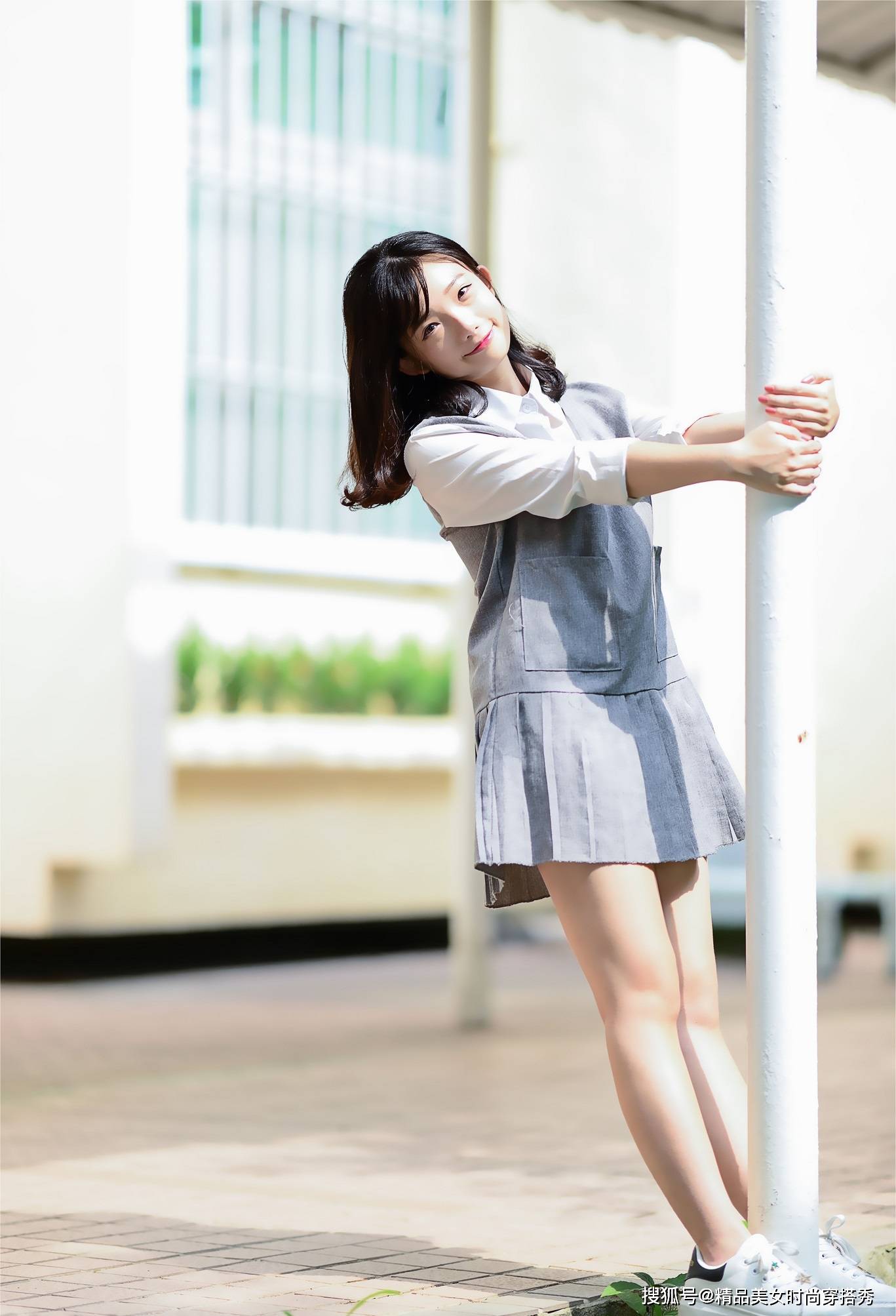 美女身穿拼接衬衫百褶裙假两件套妥妥的纯情少女风