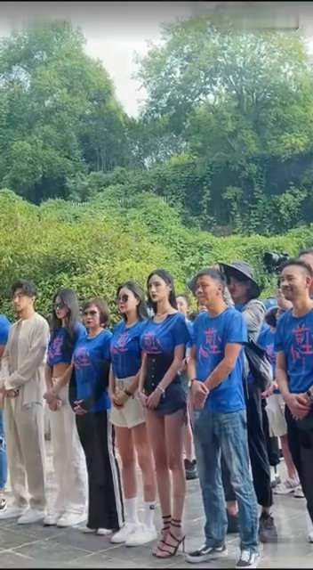 八卦爆料|电影《前尘》开机仪式，两位女主角为抢镜不好好穿衣，遭网友狂批