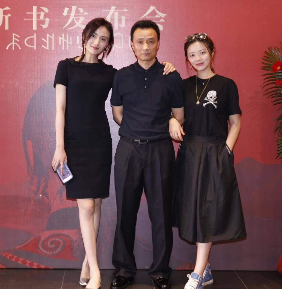 哈金|李亚鹏拍情侣写真,小女友穿白西装气质清冷,像极了年轻时的王菲