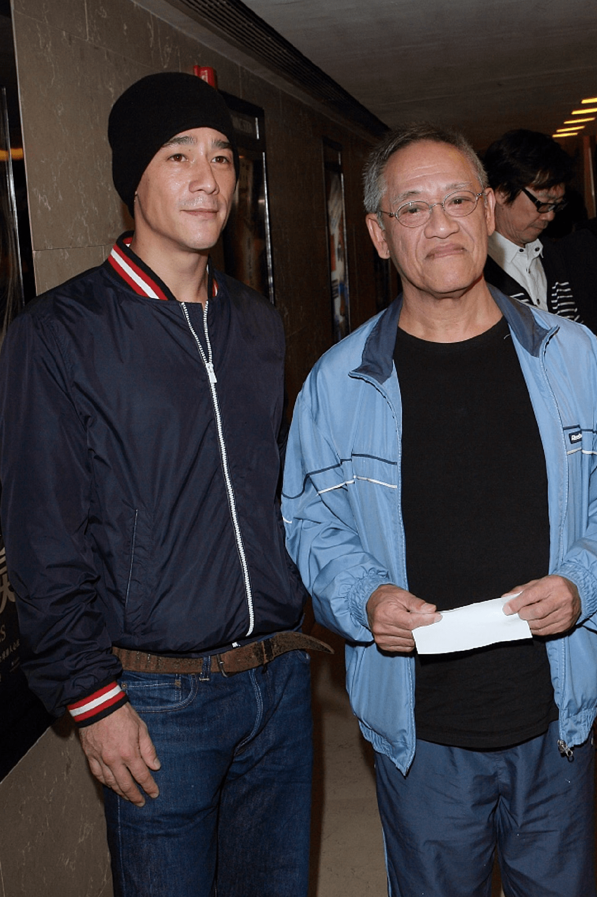 在吴耀汉的儿子淡出舞台的两年前 他的脸很罕见 头发花白 饱经沧桑 没