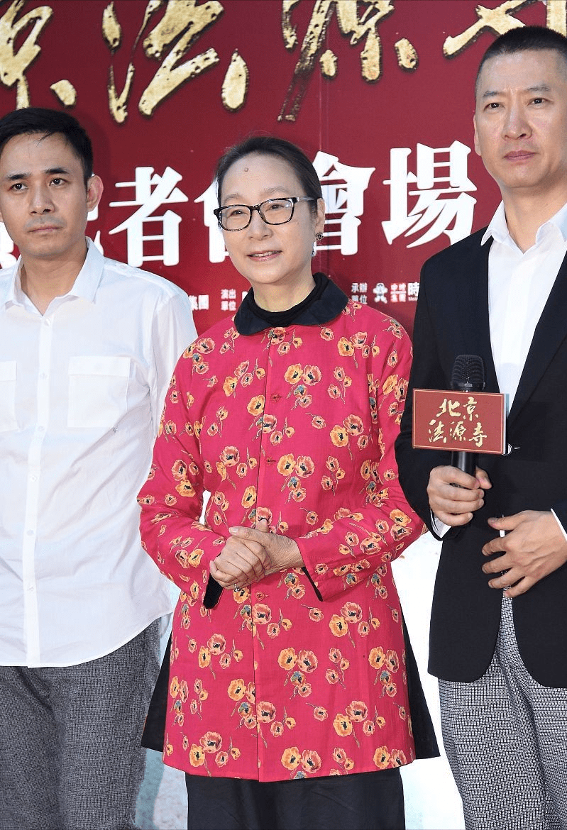 奚美娟|奚美娟穿得挺朴实的,花外套配灯笼裤,显现出了奔七人的真实状态