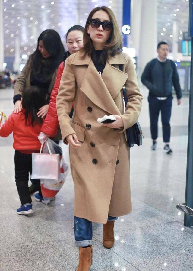 黑色|马苏又美回来了，穿驼色大衣搭配牛仔裤简约干练，高级感爆棚