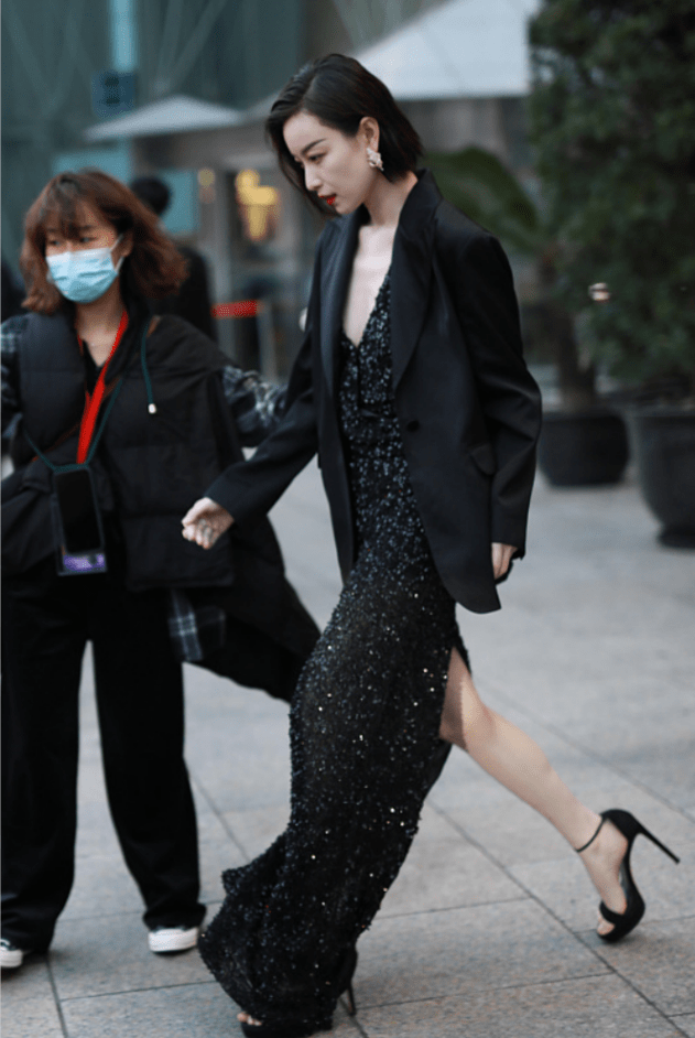 廓形|倪妮的生图比精修图还要美，穿西装配开叉裙，露出长腿又细又直