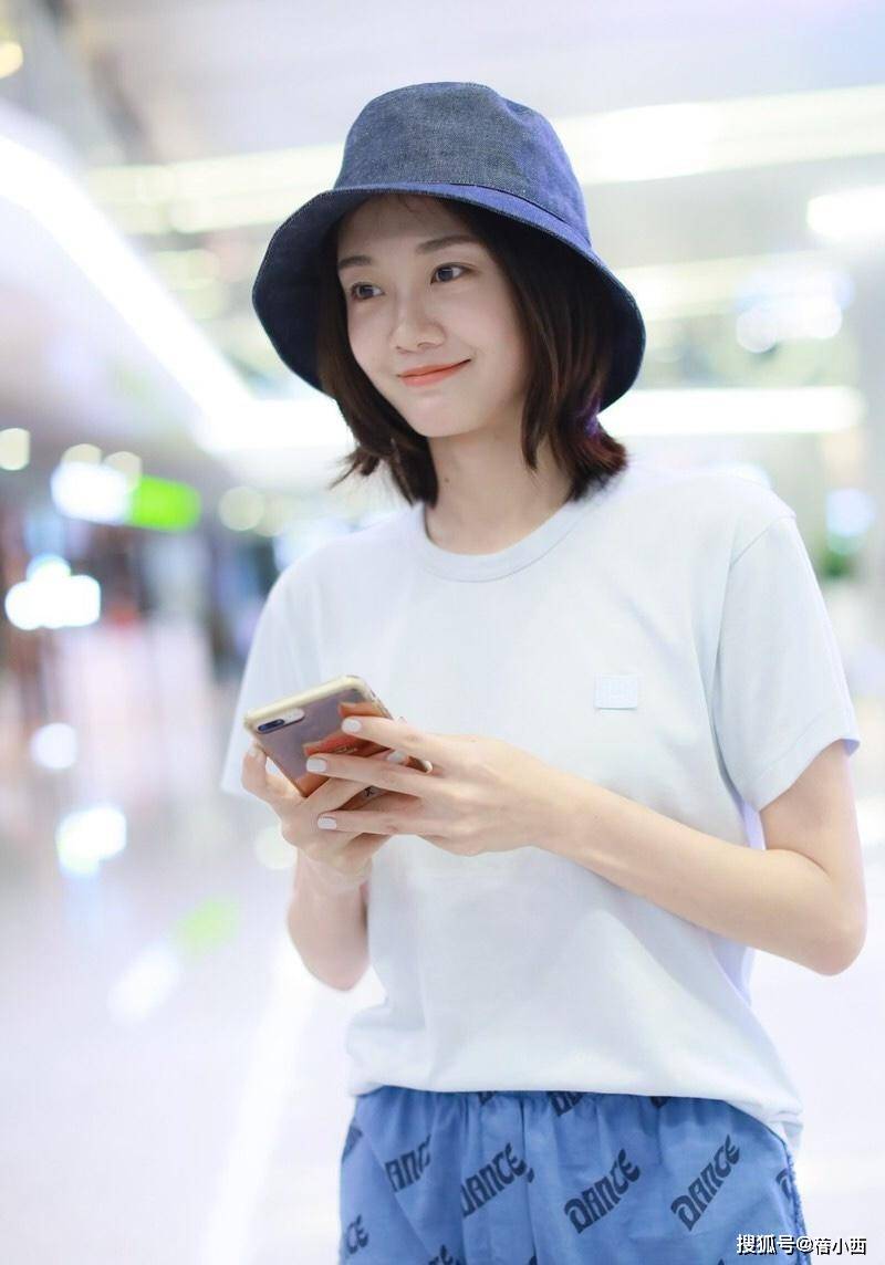黑色|郑恺老婆苗苗的气质真天然，穿T恤配印花裤就出门，根本无需美颜