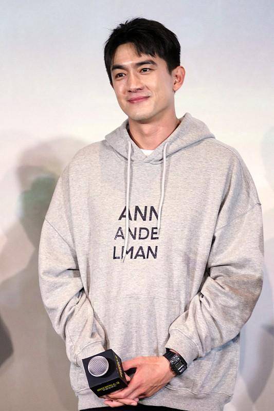 卫衣|林更新生图更真实，美颜后反而没了男人味，穿卫衣也挺帅气