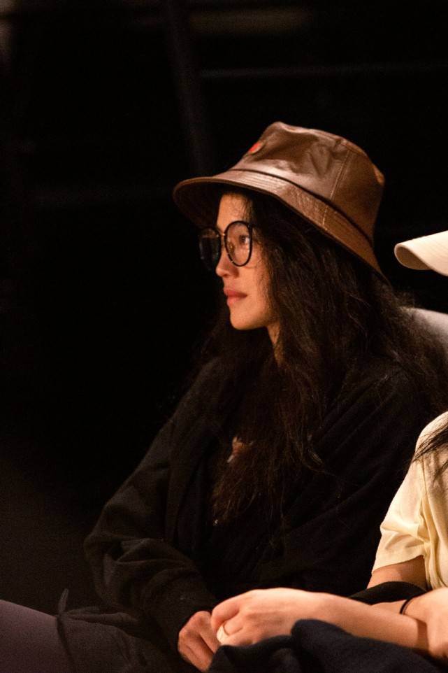 颜色|陈坤学校办结业仪式！舒淇周迅高调出场，周迅电影脸穿日系风绝了