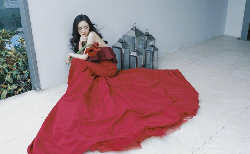 气息|杨幂新年写真红红火火，席地而坐裙摆大张，手持鲜花姿态娇媚