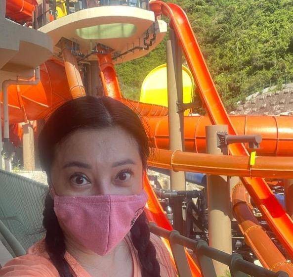 身材|51岁傅明宪罕见露面,穿T恤变胖背厚手臂粗,扎双麻花辫难掩老态