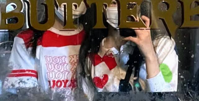 色彩|15岁李嫣私下真高调！背大牌包比妈妈都要高冷，T恤都穿出高级感
