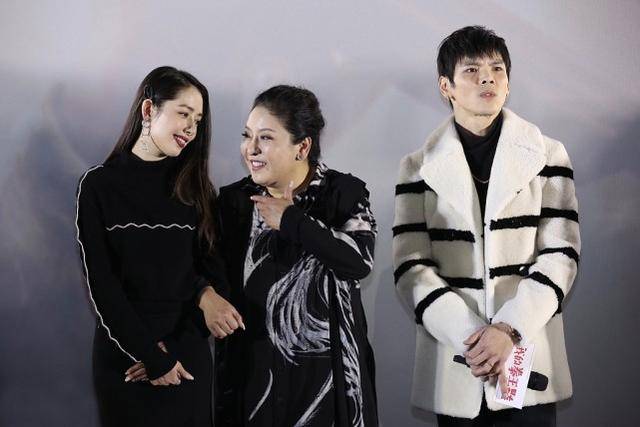 黑色|郭碧婷和向太感情真好，两人看着就像“闺蜜”，穿得也很默契