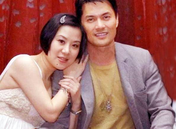 她1970年出生于贵州省赤水市,父亲杨富文经营名酒生意,家境优越.