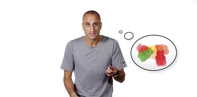 美食|NBA吃货遇上中国美食：马努给6款零食评分，字母弟一人吃9桶泡面