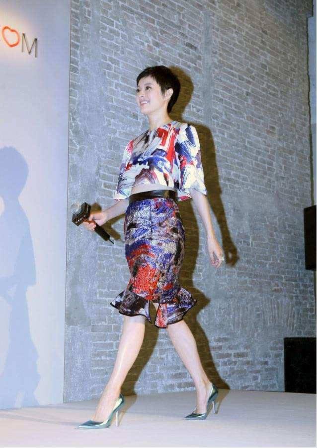 整体|孙俪难得高调一回，花哨的露腰装也敢穿，走路自带“娘娘”气场