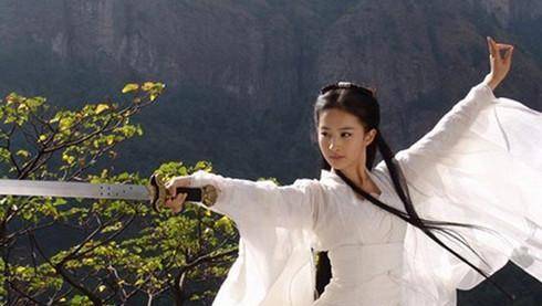 baby|女星古装持剑造型，杨紫最神，baby拿刀切菜