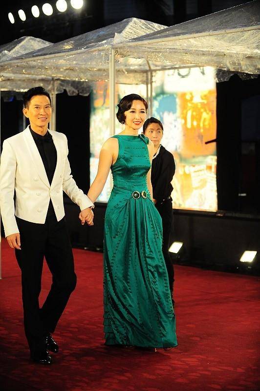 张家辉|张家辉真有福气,老婆关咏荷年近60不显老,穿休闲长裙好温婉