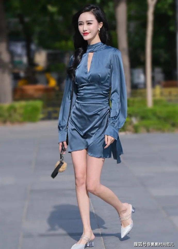 设计|气质女孩的优雅风穿搭，入秋一身泡泡袖连衣裙搭配，时尚又有魅力