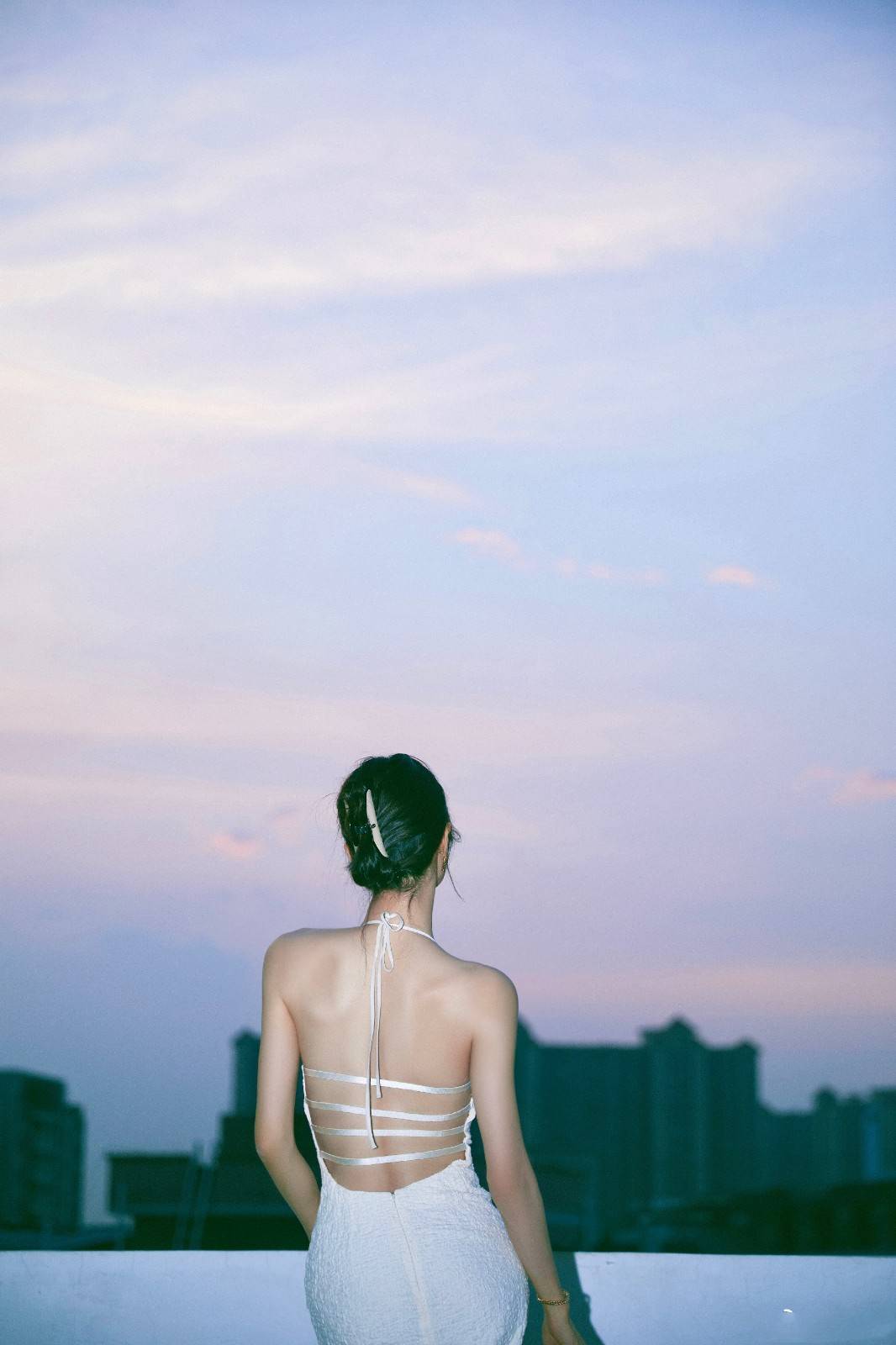 鱼尾|钟楚曦晒时尚大片，穿吊带鱼尾长裙，微乱发丝风情万种美成了仙女