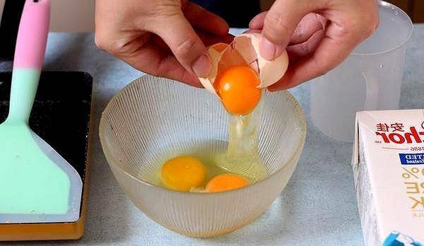 关键|做点玉子烧当早餐，1瓶牛奶3个蛋，放点芝士还能拉丝