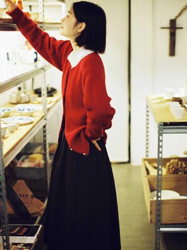 设计|秋天，身穿白色上衣搭配黑色半身裙仙气十足，太适合胖妹妹了