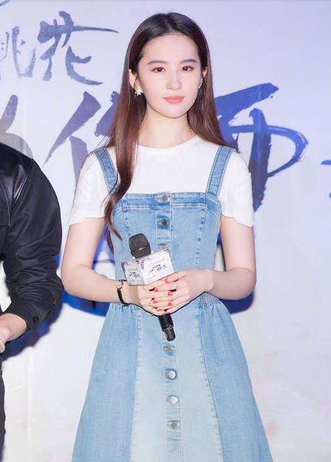 余文乐|余文乐夫妇同框亮相，妻子王棠云穿牛仔裙秀A4腰，披上西装真复古