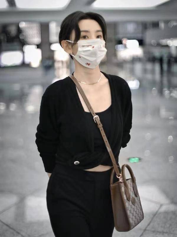 黑色|宋祖儿太懂“穿搭精髓”,黑色针织衫配喇叭裤潇洒帅气,成熟精致