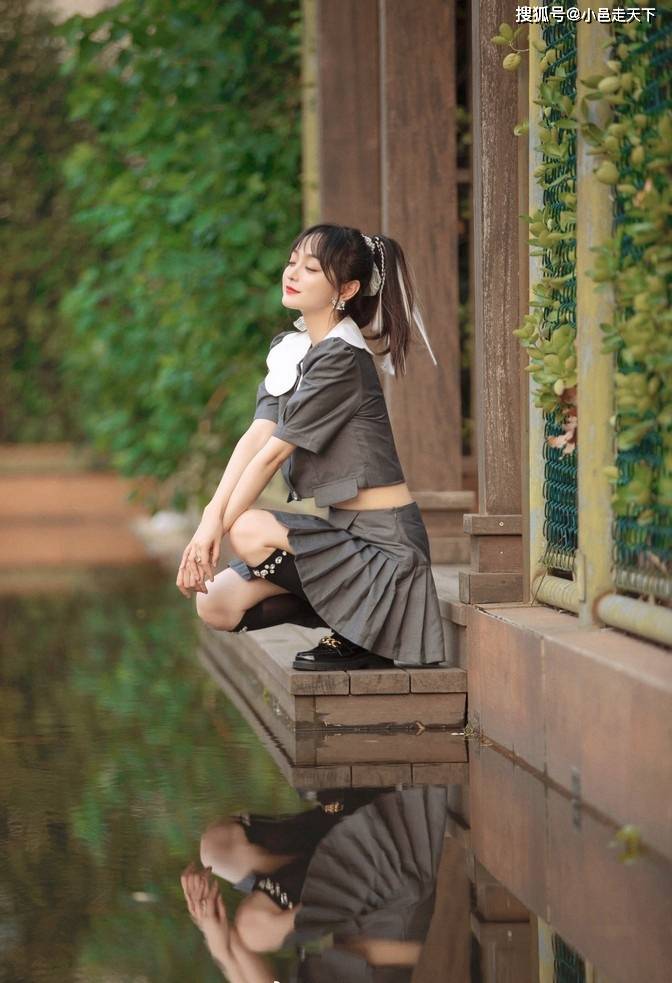 灰色|何泓姗灰色百褶裙青春活力写真