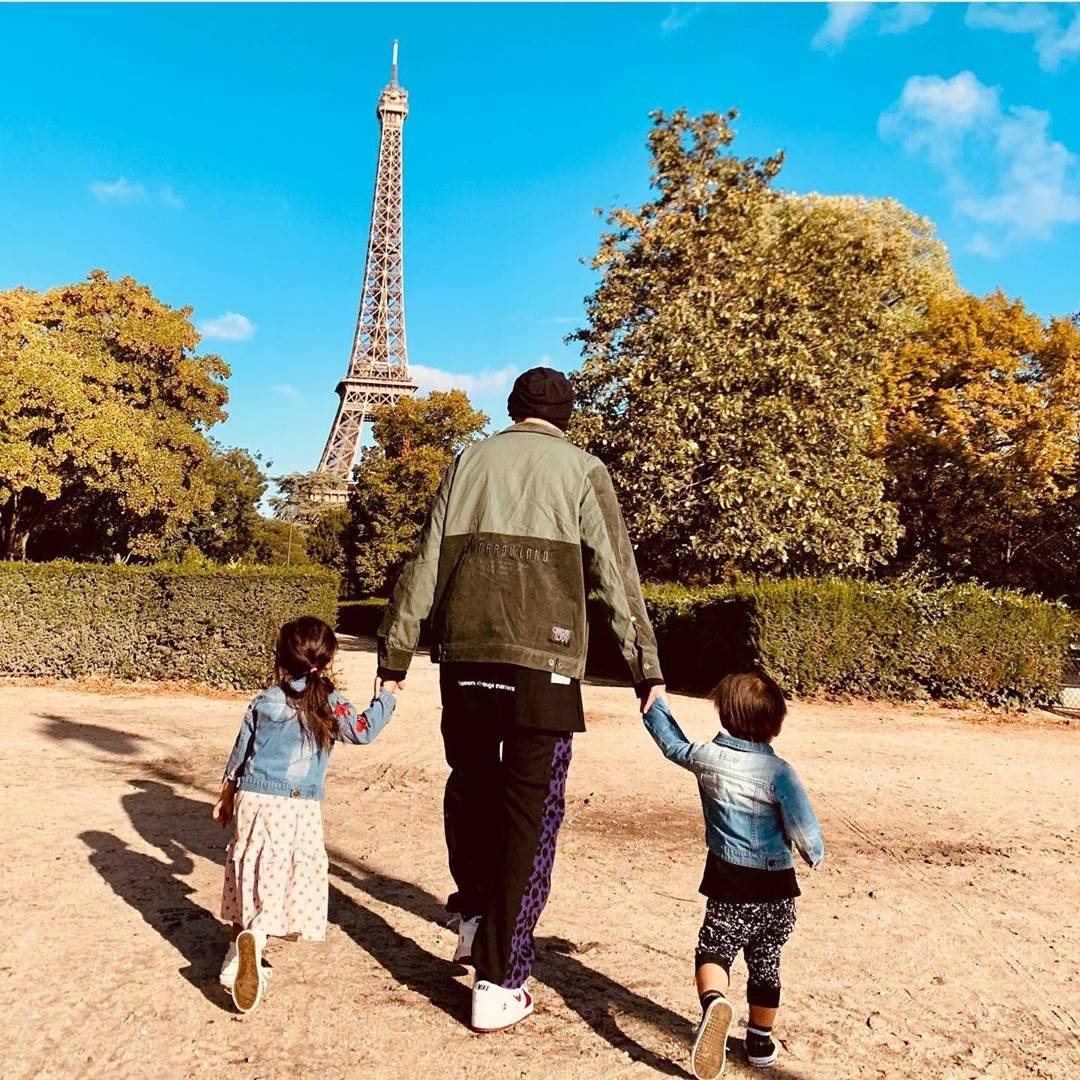 周杰伦|周杰伦时隔4年再晒父女牵手照，小周周身高瞩目，时髦气质似昆凌