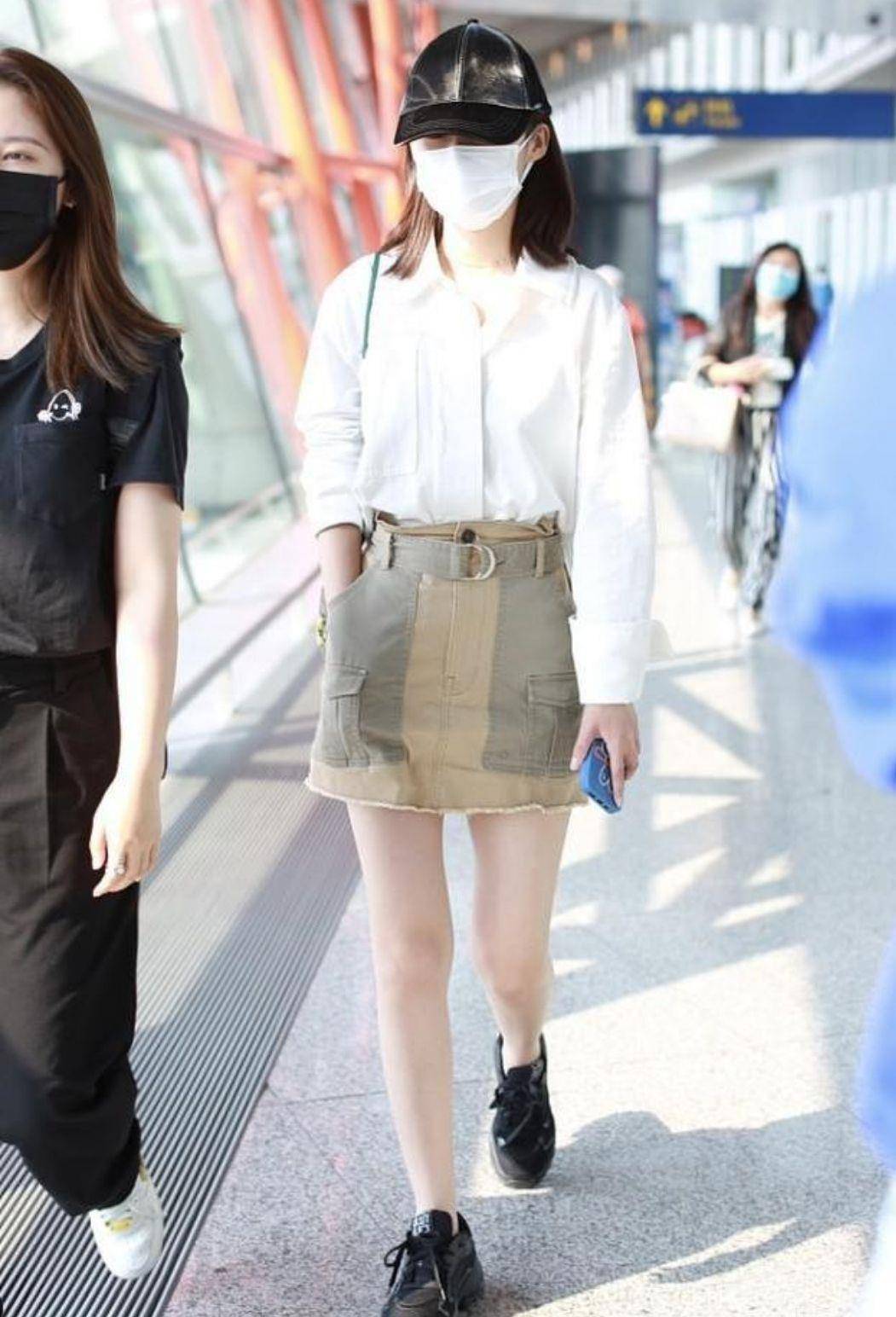 条纹|李沁真敢尝试新花样，条纹衬衫内搭T恤背心，性感锁骨很养眼