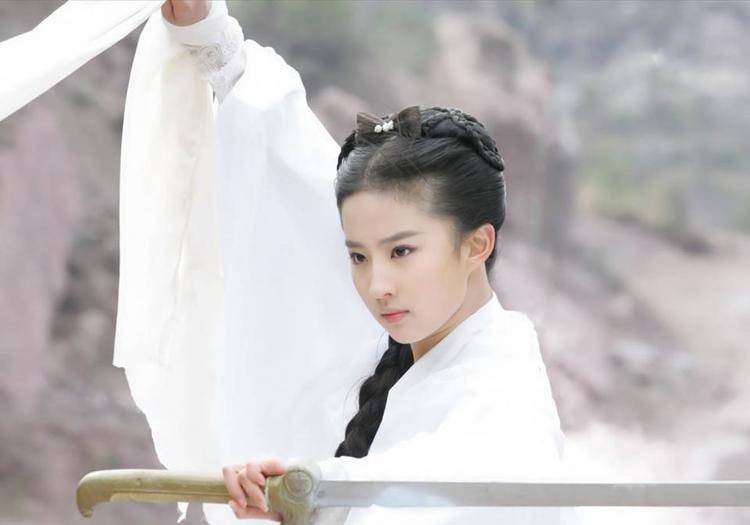 baby|女星古装持剑造型，杨紫最神，baby拿刀切菜