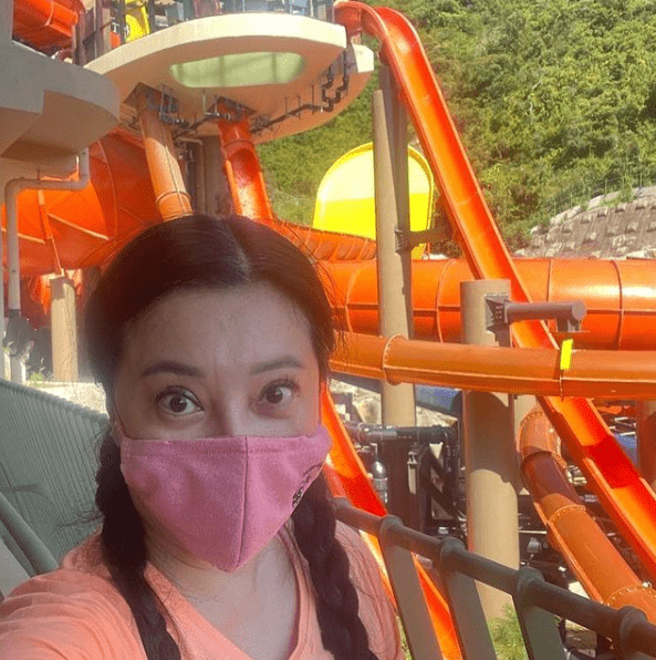 照片中的傅明宪并没有佩戴口罩,见的她的脸型看起来十分不自然,像是整