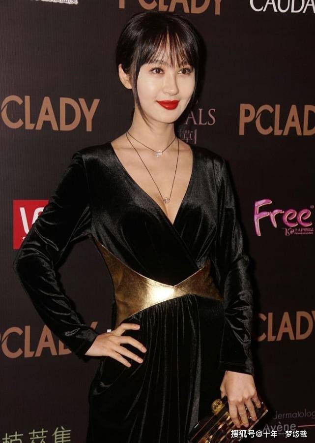 面料|黄晓明前女友这么有气质，丝绒裙拼接金腰带，身材美得恰到好处