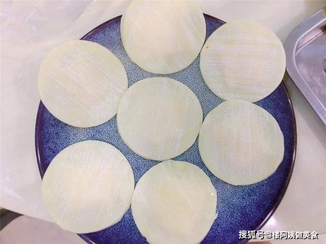 棒极了|饺子皮别再包饺子了，裹上芝士煎一煎，冬天给孩子做早餐棒极了