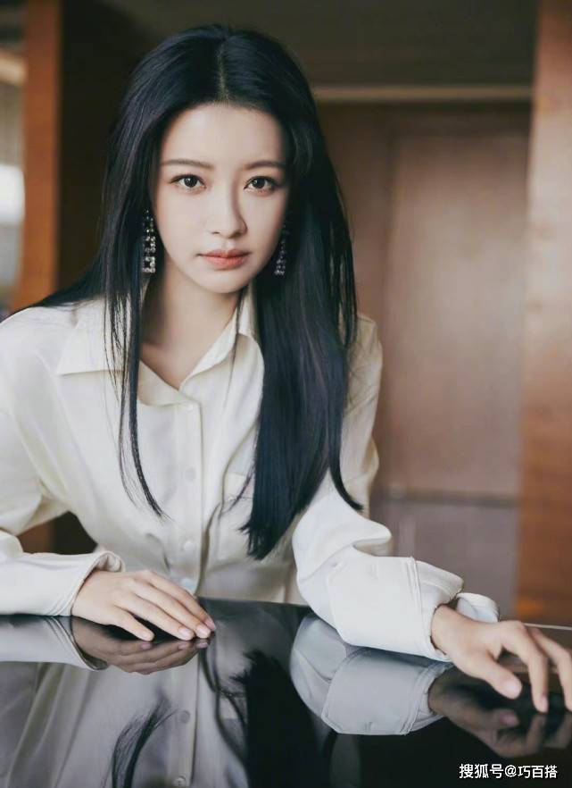 耳坠|孙怡当妈后更美了!白色衬衫搭配骑士靴,又性感又气质