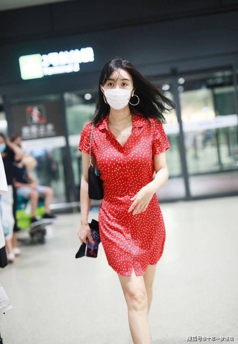 面料|黄晓明前女友这么有气质，丝绒裙拼接金腰带，身材美得恰到好处