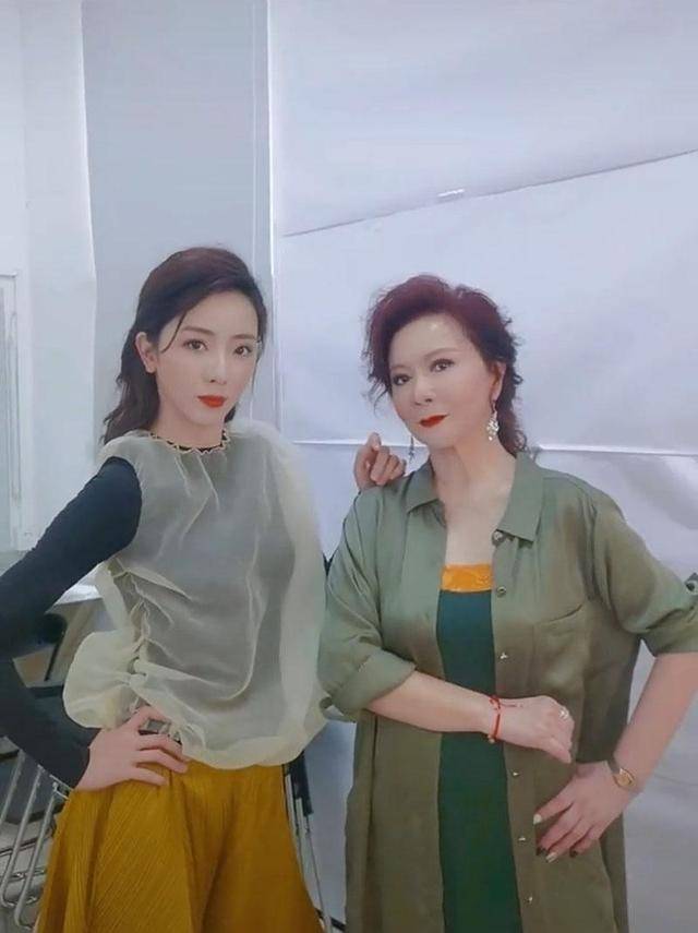 材质|姜还是老的辣!60岁蔡明穿绿裙红发同央视主持跳舞,李思思被碾压
