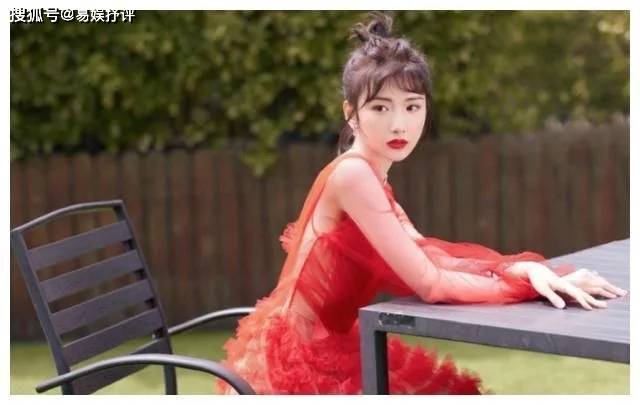 例假|毛晓彤精致美妆的“芭比脸”极具美感,月亮耳饰也显得超级有质感!