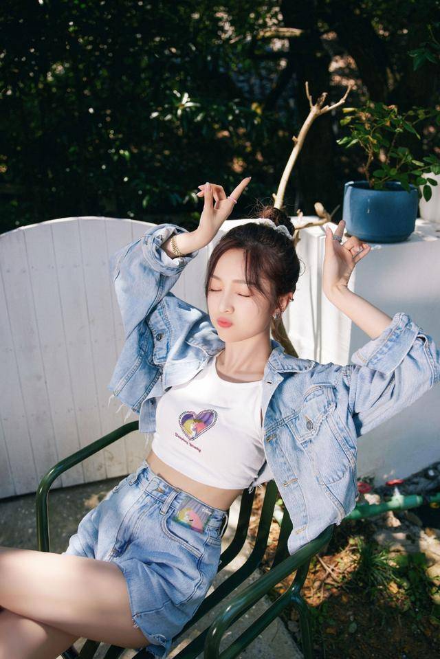 身材|吴宣仪的身材被低估了，穿小吊带裹出饱满曲线，打扮甜美长腿抢镜