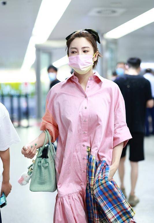 小粉|张雨绮穿2000元的小粉裙出门,却因为身材太好,反而显“老”了