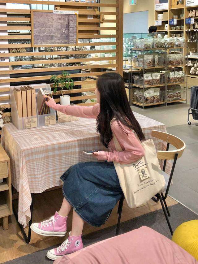 显得|终于明白小个子的“穿搭精髓”，印花上衣搭配牛仔裤，显高显瘦