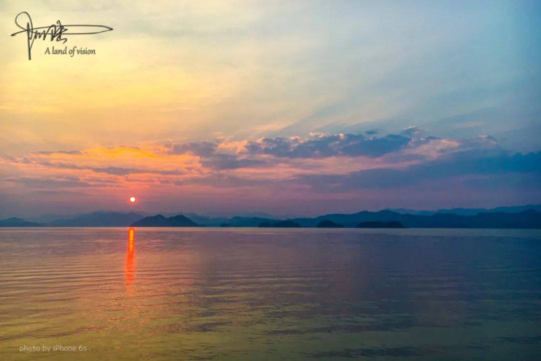 落日余晖洒落在千岛湖的画舫上，倩影是如此迷人