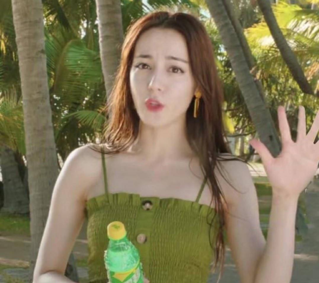 身材|迪丽热巴罕见秀身材，穿吊带背心拍广告写真，看着宛如17岁的少女