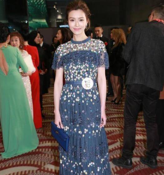 颜色|32岁文咏珊少女感好强，穿印花T恤大秀美腿，完全看不出结婚了