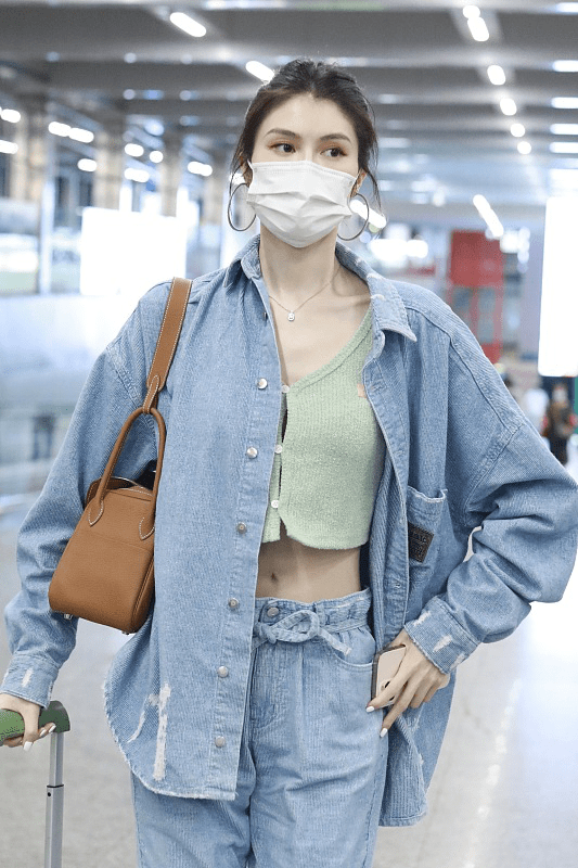 何穗真不愧是"仙姑",穿短款背心秀马甲线,走模特步看着挺带风