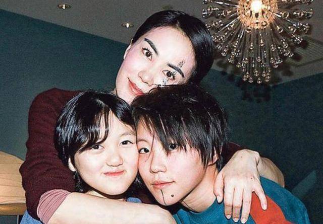 女儿|偶遇王菲15岁女儿李嫣，穿超短裤包不住臀，拎两万元小菜篮亮了