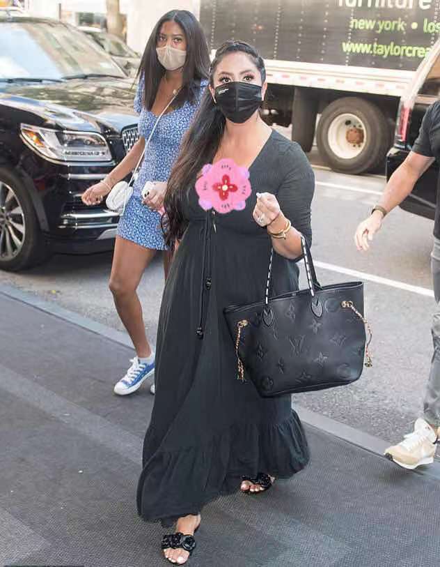 瓦妮莎|科比妻子穿衣放得开!带三个女儿亮相秀丰满身材,2岁小女儿好萌