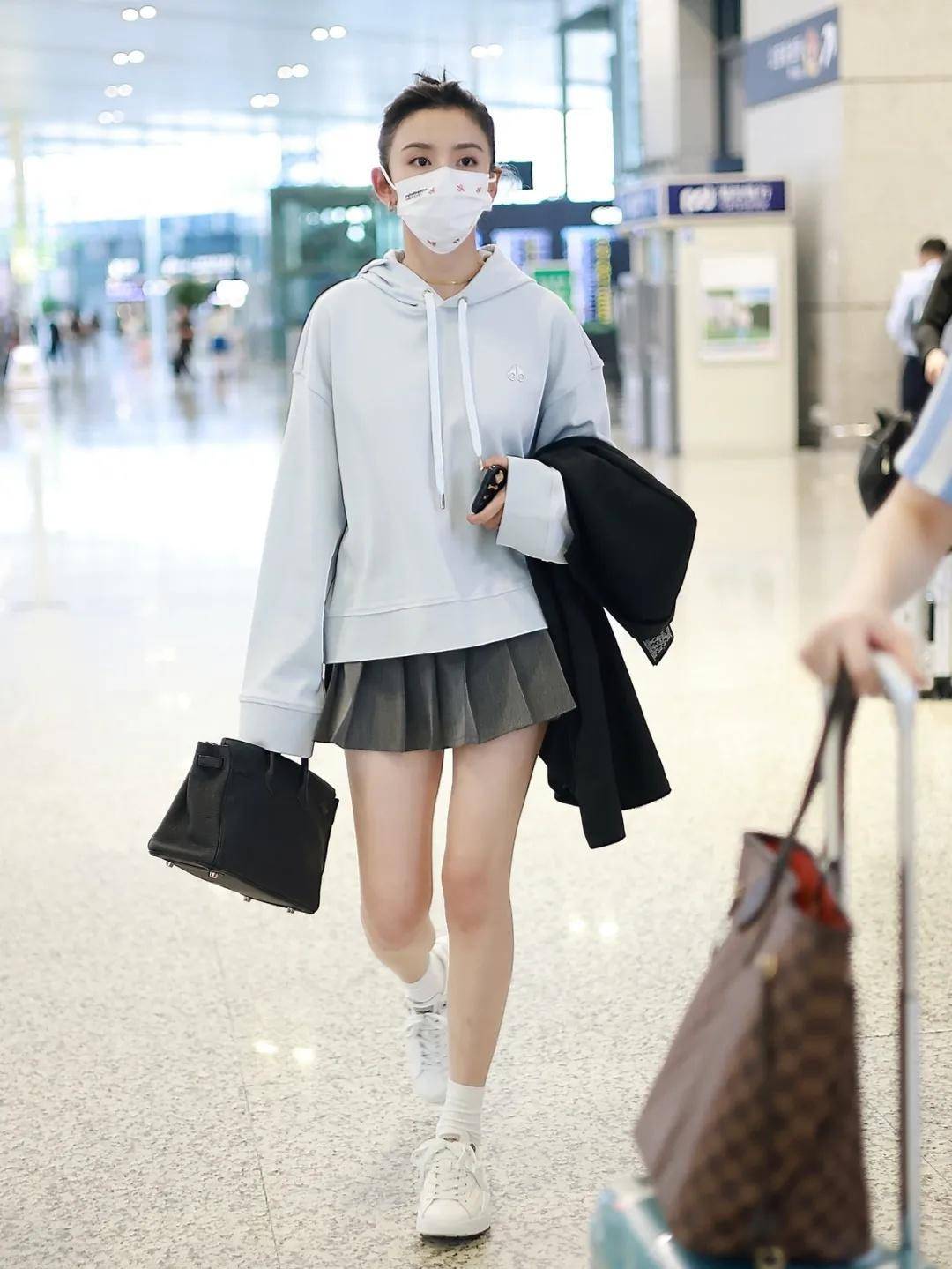 短裙|宋祖儿秋季穿搭真好看，卫衣搭配百褶裙走机场，少女感扑面而来